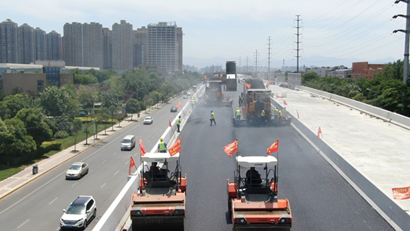 西安朱宏路立交主U桥面沥青铺? /></div></li>
<li><div id=